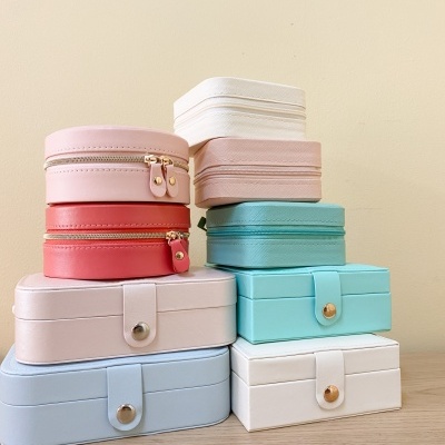 Conjunto de caixas organizadoras coloridas empilhadas