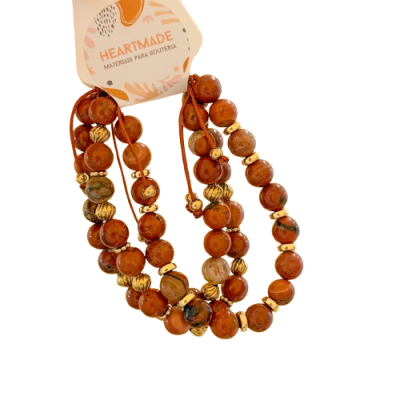 Pulseiras de contas castanhas e douradas com cartão de marca