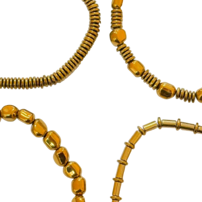 Pulseiras douradas de diferentes estilos sobre fundo branco