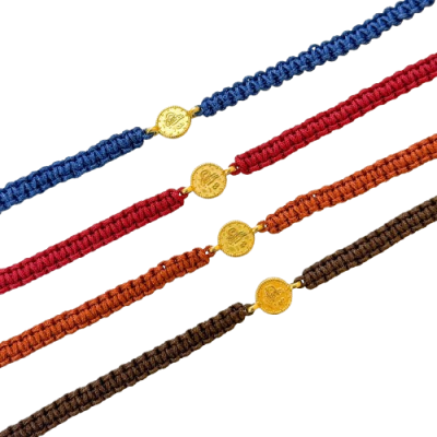 Quatro pulseiras trançadas coloridas com pendentes dourados redondos