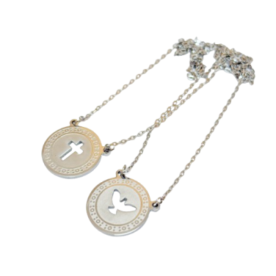 Duas correntes de prata com pendentes redondos, cruz e pomba recortadas