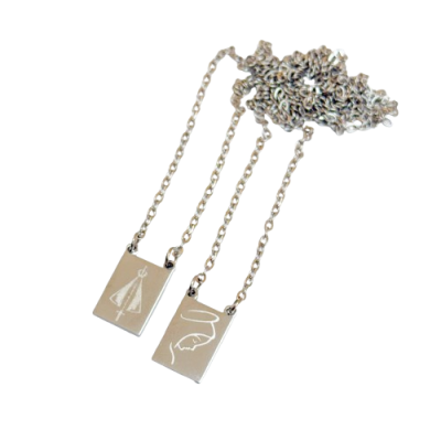 Colar com duas placas retangulares metálicas prateadas com desenhos