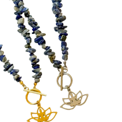 Colares com pedras azuis e pendentes flor de lótus dourado e prateado