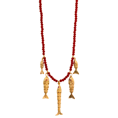 Colar com contas vermelhas e pendentes dourados em forma de peixe