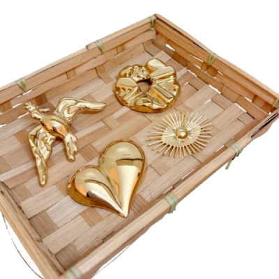 Caixa de madeira com objetos decorativos dourados variados