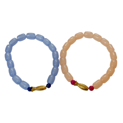 Duas pulseiras com contas ovais azul e salmão e detalhes em dourado e pequenas contas coloridas.