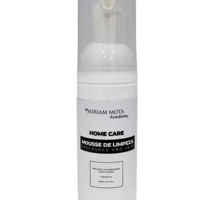 Frasco de mousse de limpeza para pestanas e pele com texto informativo.