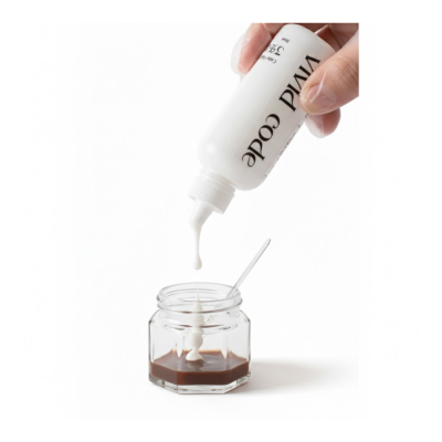 Frasco de vidro com líquido castanho e garrafa branca a verter líquido