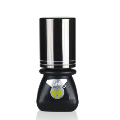 Frasco preto e prateado com etiqueta e tampa metálica