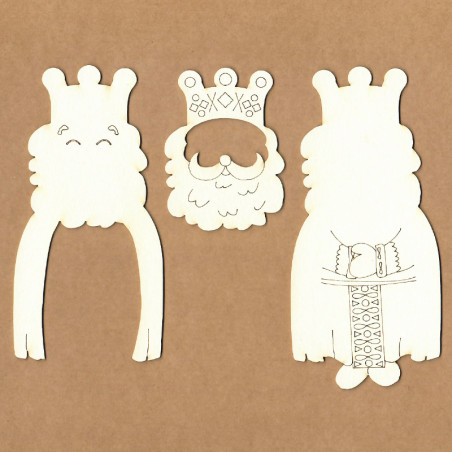 Peças de madeira claras com gravuras de figuras humanas estilizadas e coroa.