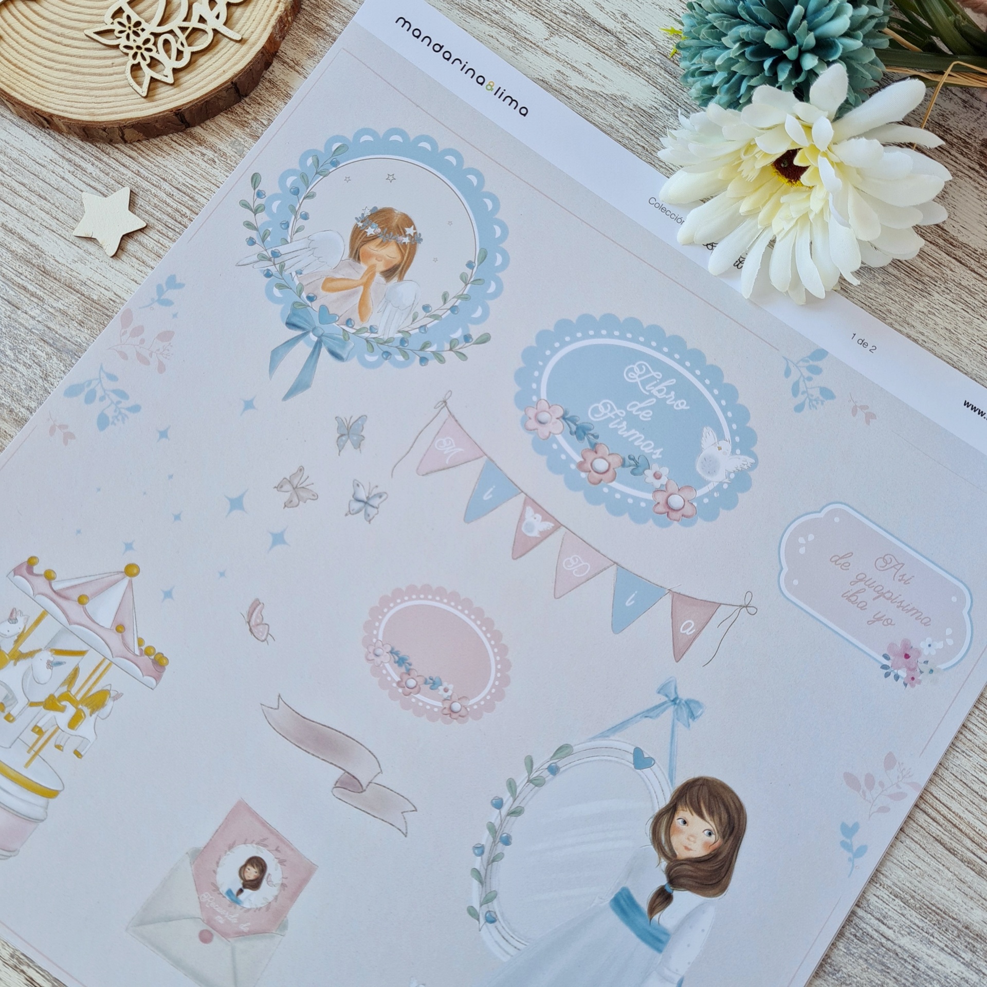 Folha decorativa com ilustrações e textos relativos à primeira comunhão, sobre mesa de madeira com flores e peça decorativa