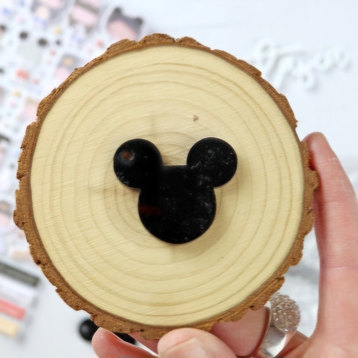 Medalhão acrílico preto Fantasia Alua Cid