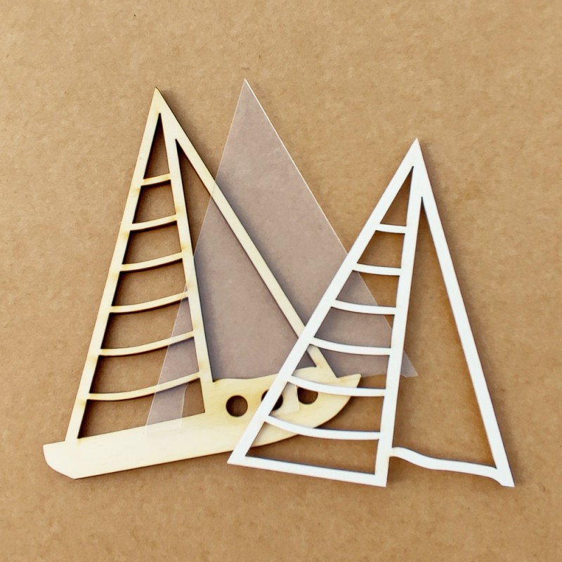 Formas triangulares decorativas em madeira e papel sobre fundo castanho.