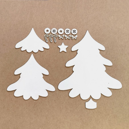 Figuras de árvores de Natal em madeira com pequenos ornamentos de madeira