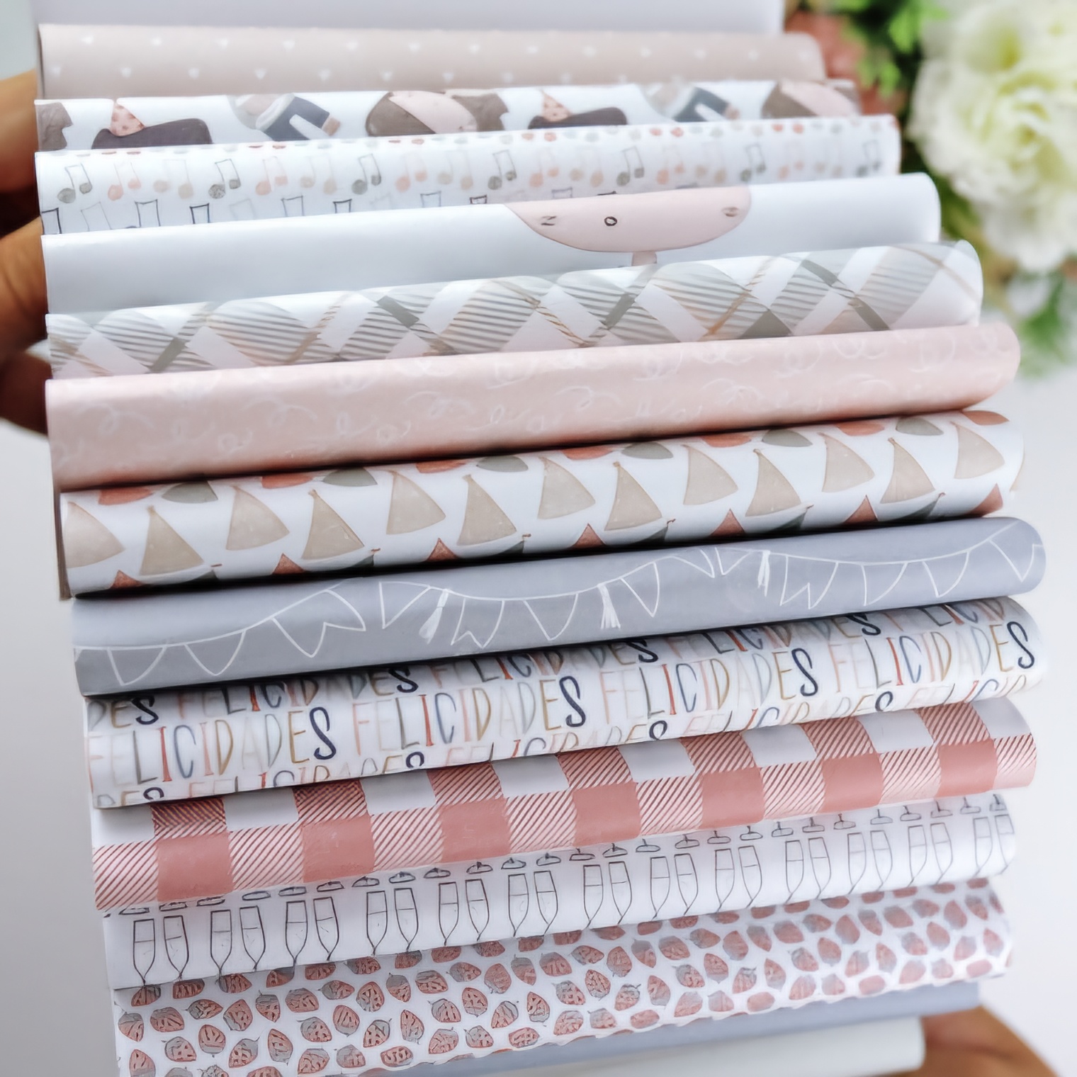 Conjunto de tecidos dobrados com vários padrões em cores pastel