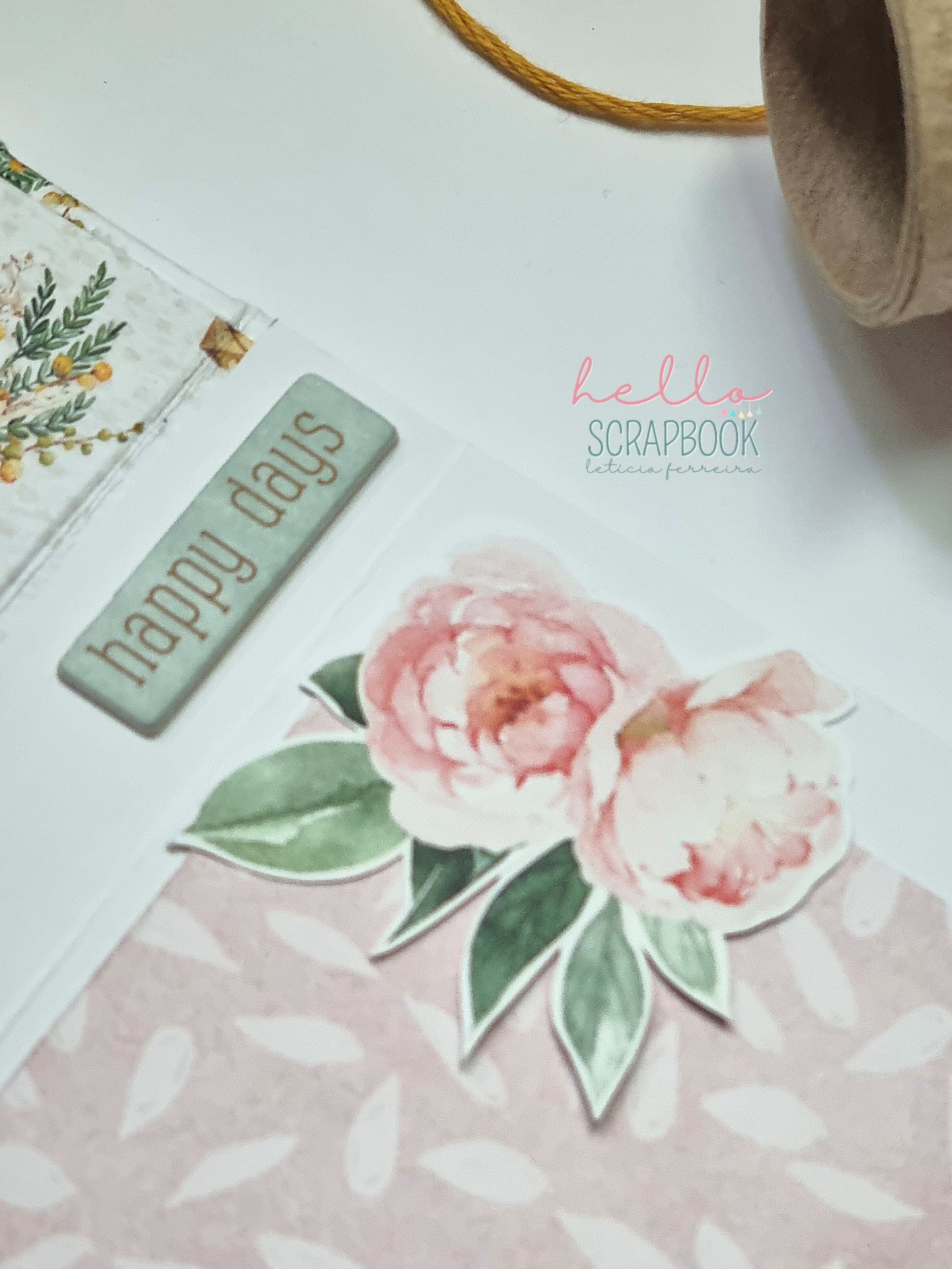 Página de scrapbook decorada com flores e etiqueta 'happy days'