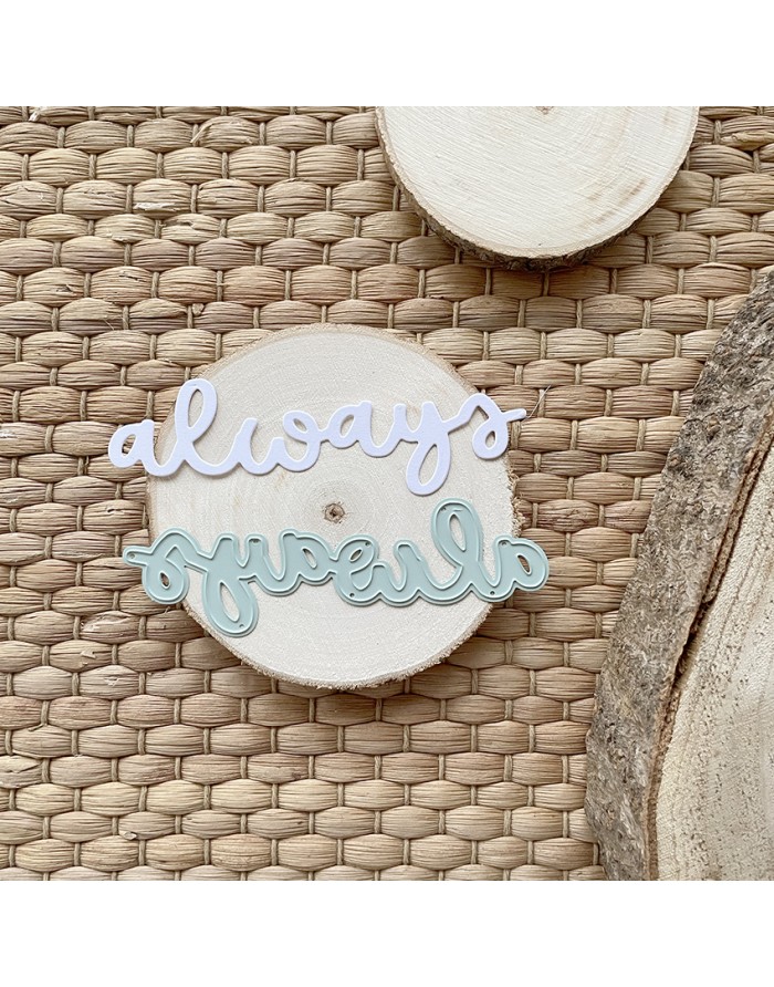Placa decorativa com a palavra 'always' em branco e azul claro sobre disco de madeira natural em tapete trançado