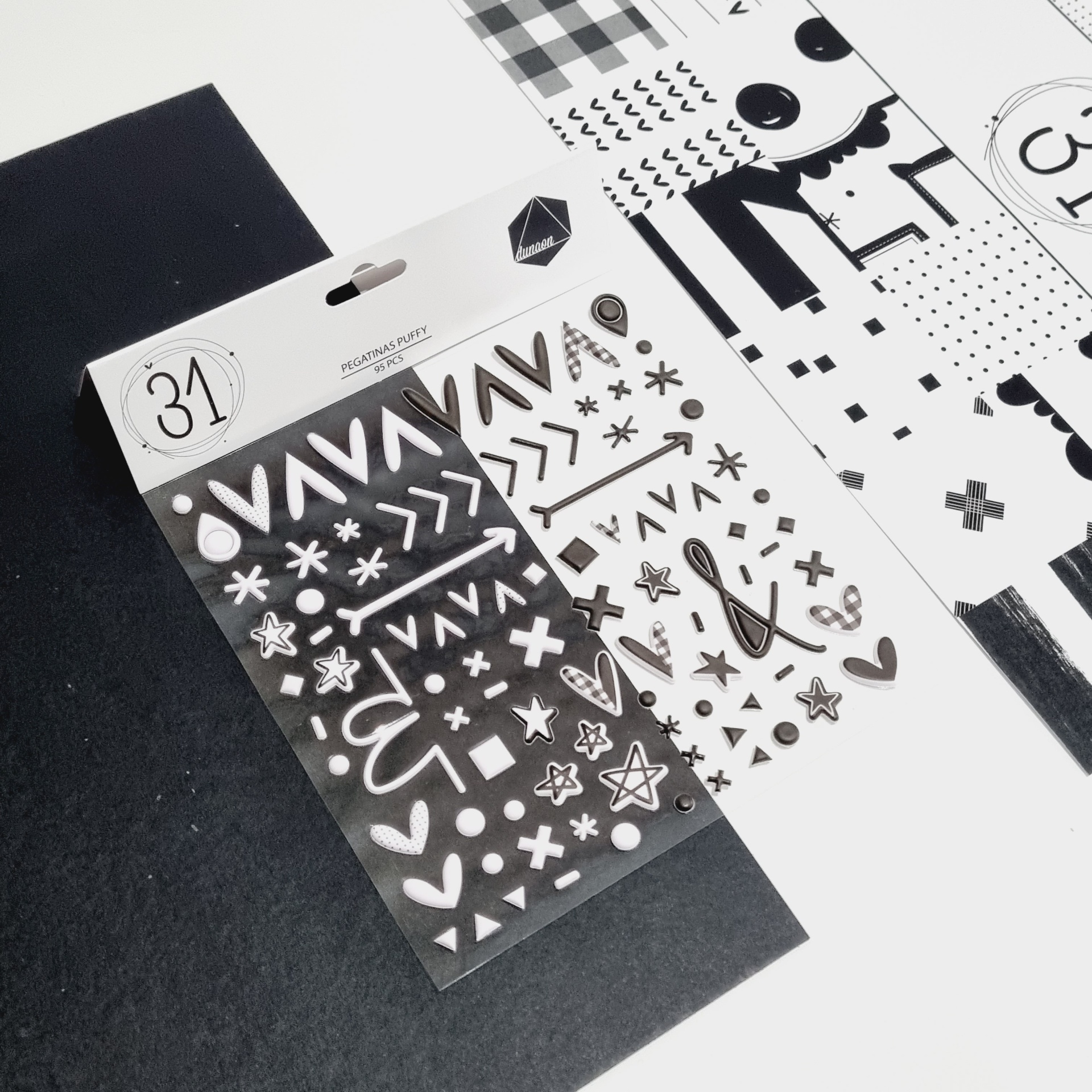 Folhas de autocolantes decorativos preto e branco com diferentes padrões e símbolos