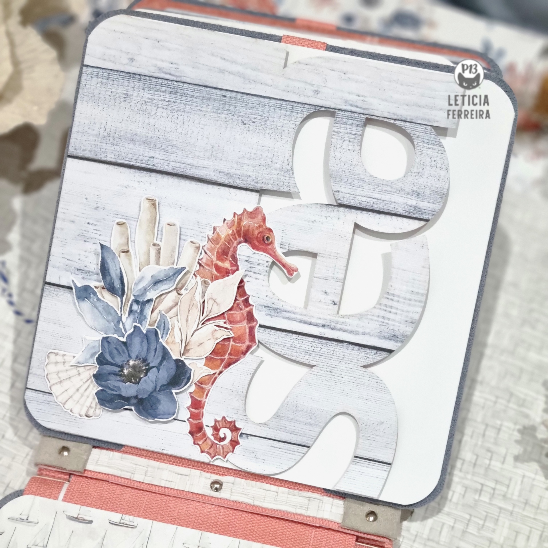 Cartão com recorte SEA, cavalo-marinho e flores azuis