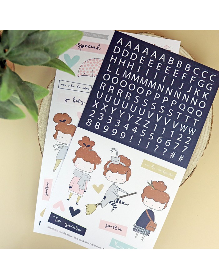 Folhas de autocolantes com ilustrações de raparigas, corações, palavras em francês e letras e números brancos em fundo azul.