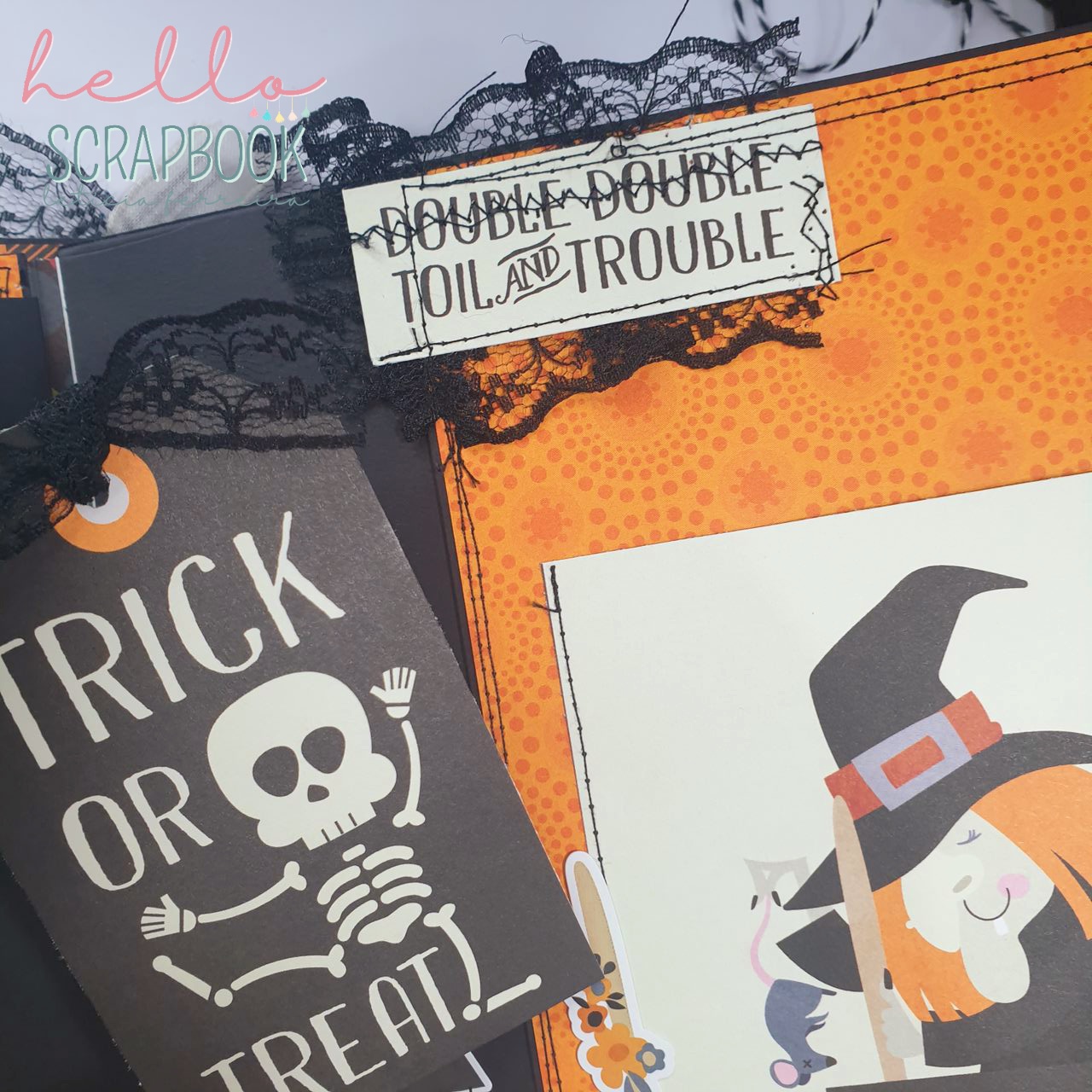 Etiqueta preta com texto e desenho de esqueleto, fita rendada preta, papel laranja com padrão de pontos e etiqueta branca com texto, imagem de bruxa e gato.