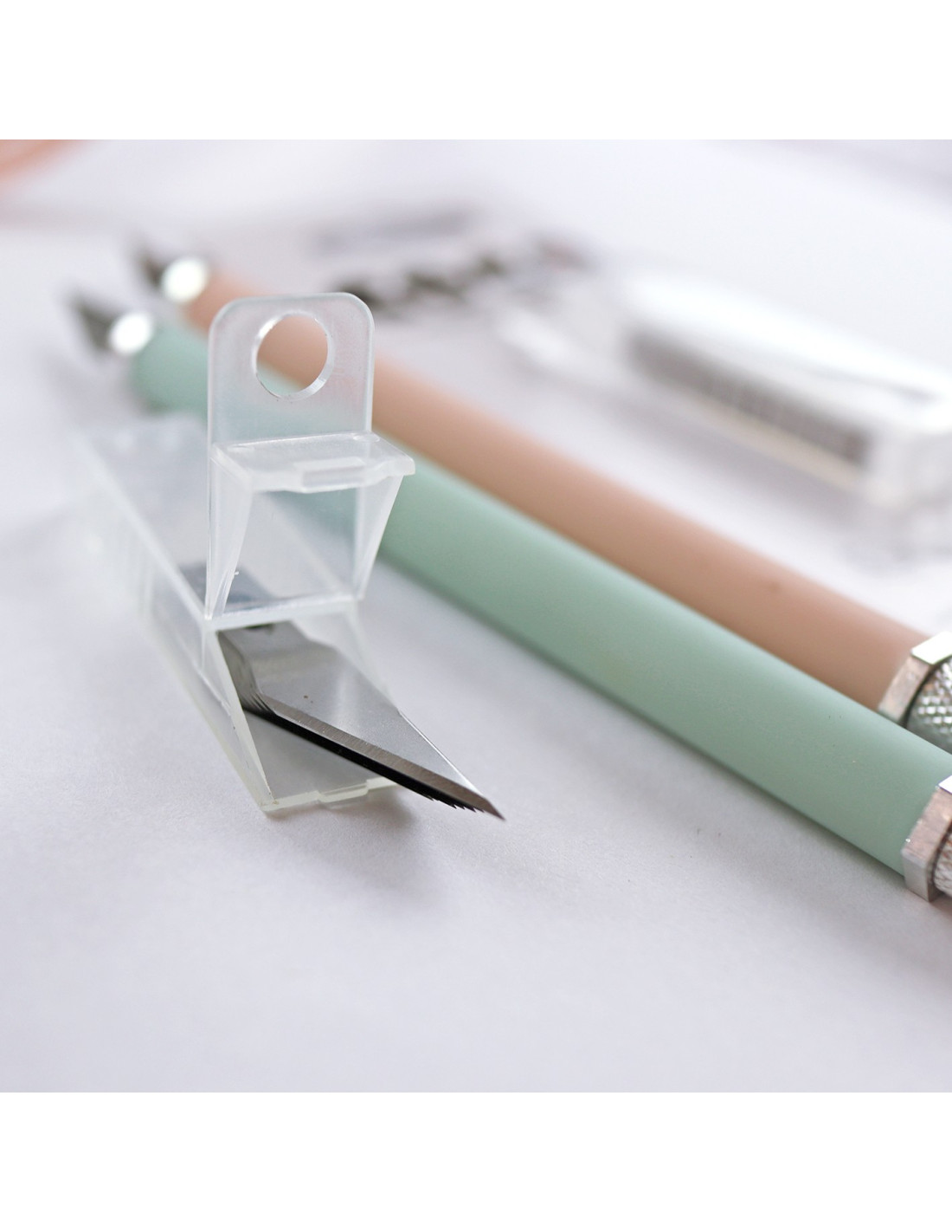 Ferramentas de corte com cabos azul e rosa e lâminas metálicas