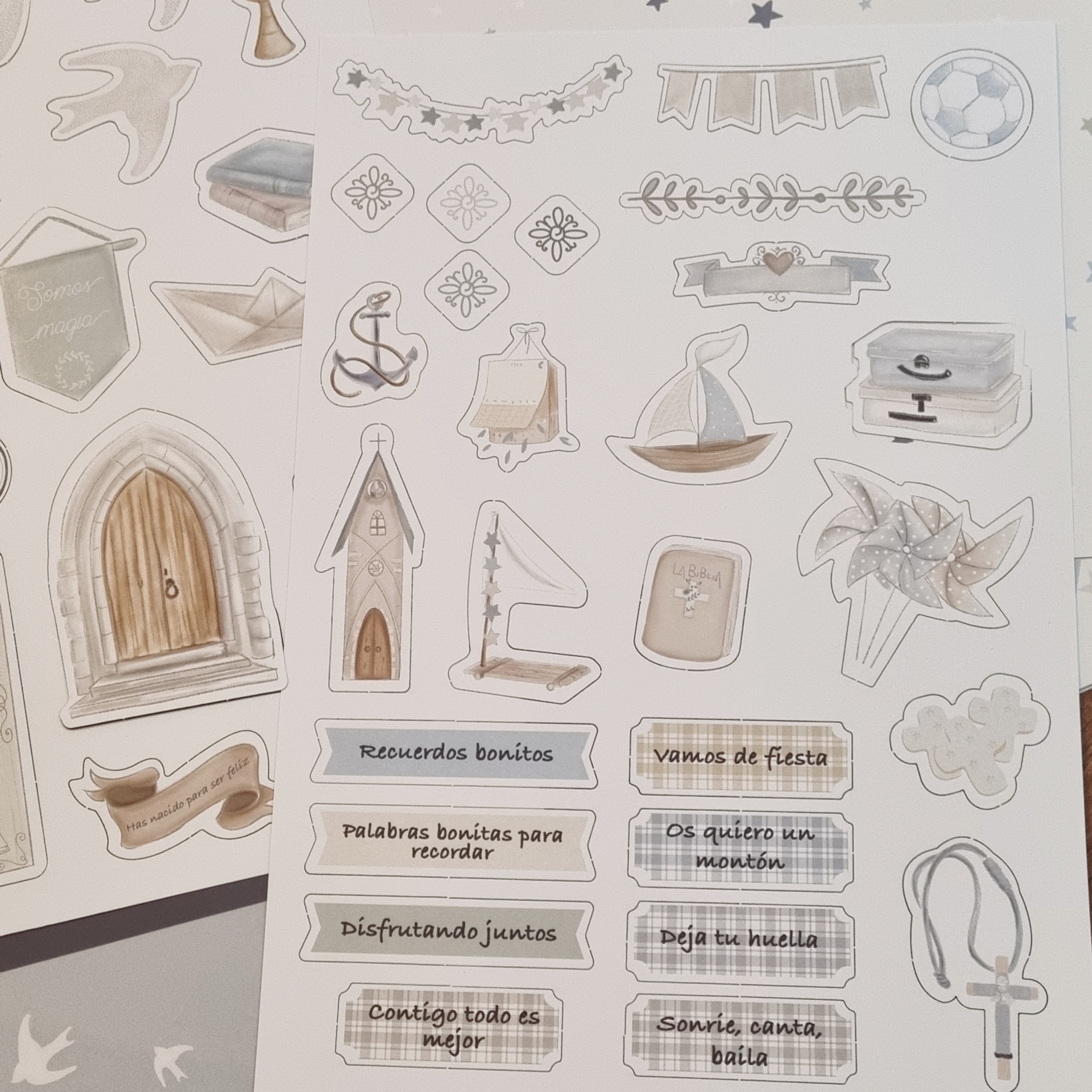 Folha de autocolantes com desenhos a cores, frases em espanhol e elementos náuticos e festivos
