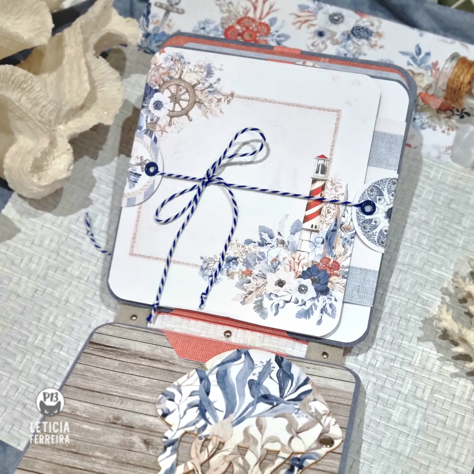 Cartão ou miniálbum artesanal com design náutico e decoração floral