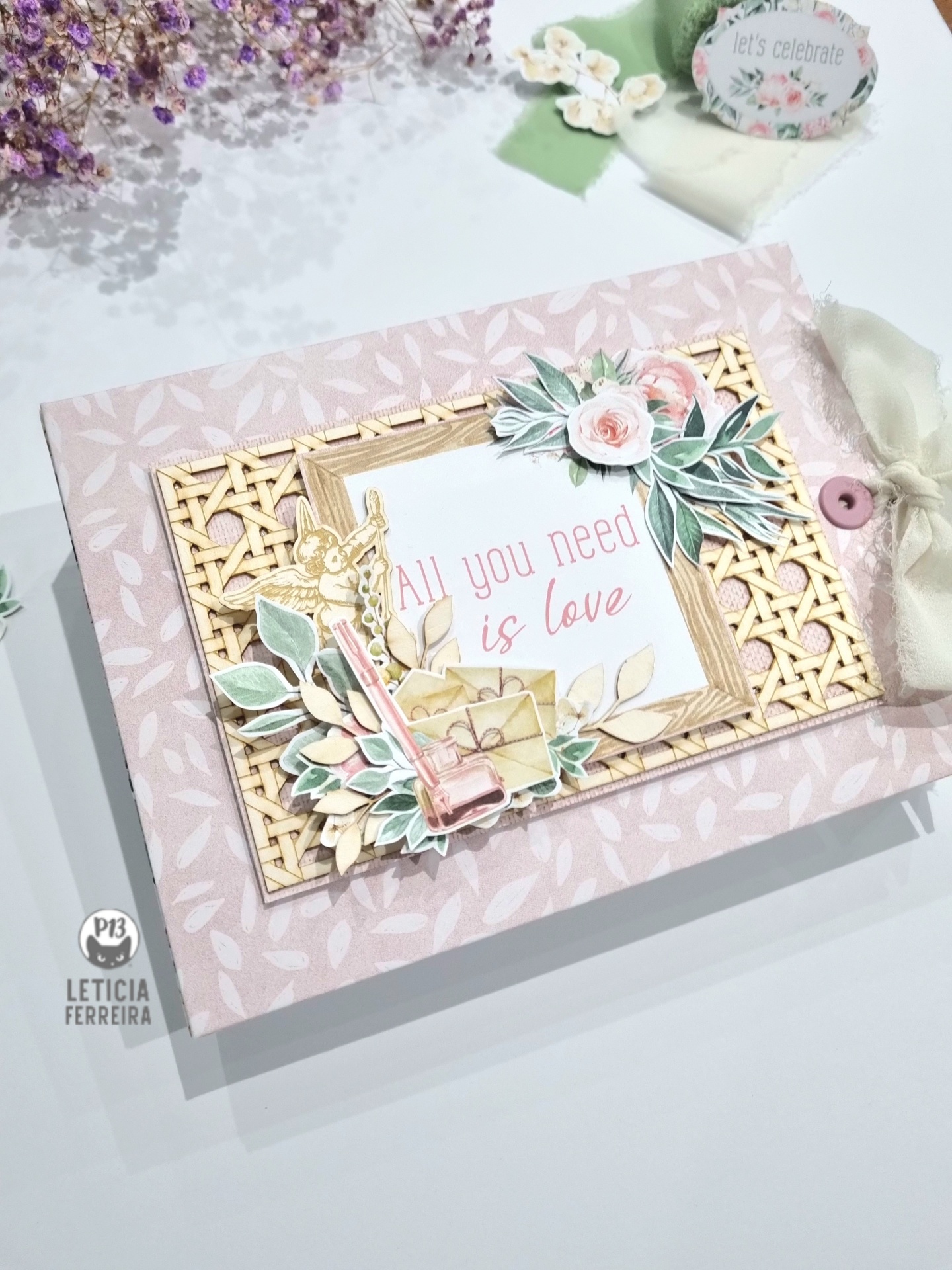 Álbum com capa decorada com moldura de madeira e flores, frase 