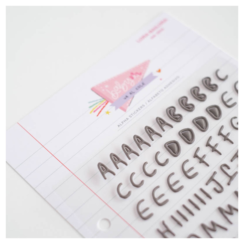 Folha de autocolantes de alfabeto em relevo preto sobre caderno com linhas