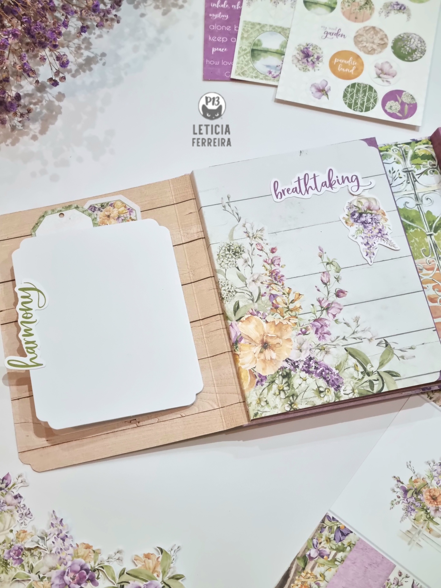 Conjunto de papelaria decorativa floral com caderno aberto e etiquetas coloridas