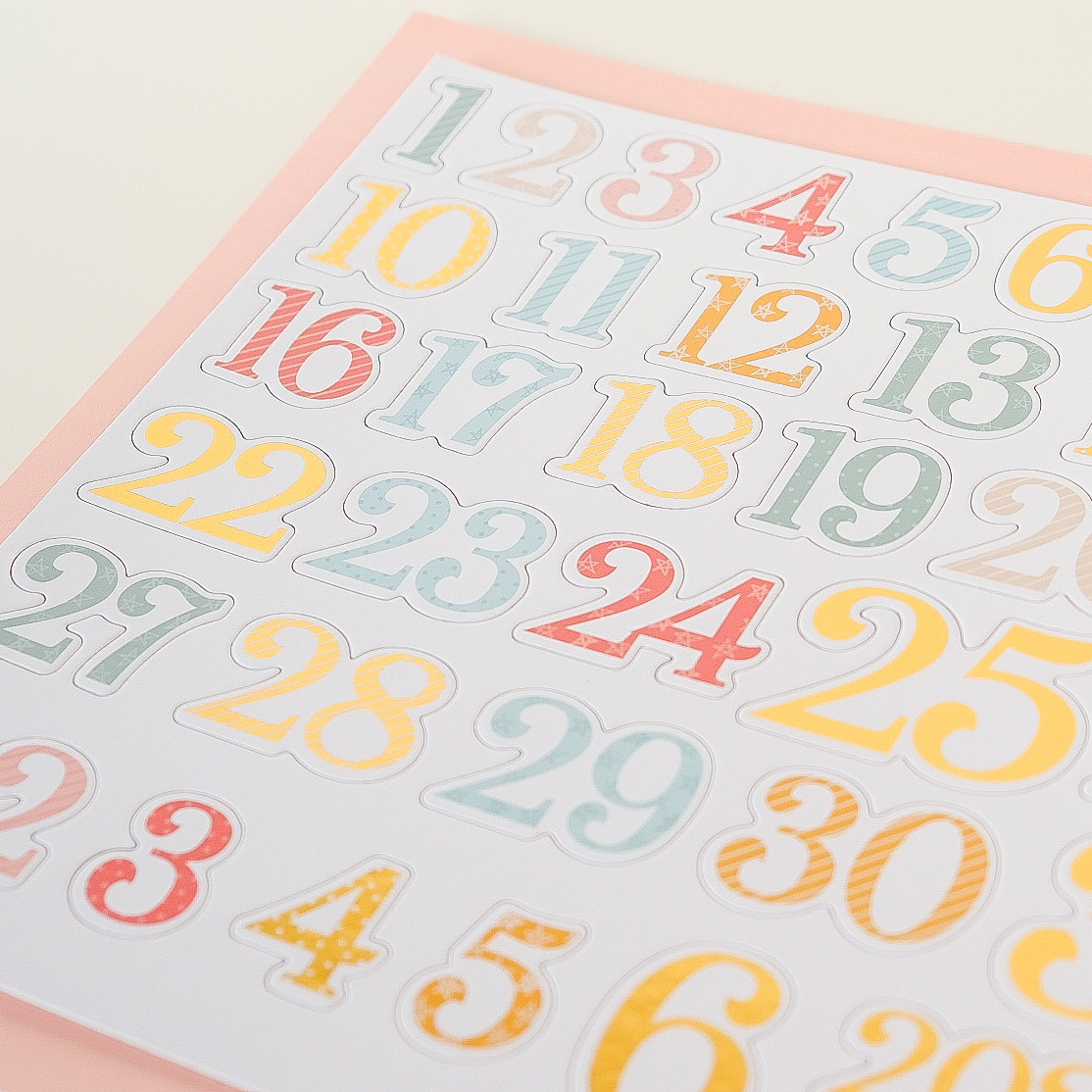 Folha com números coloridos em estilo vintage