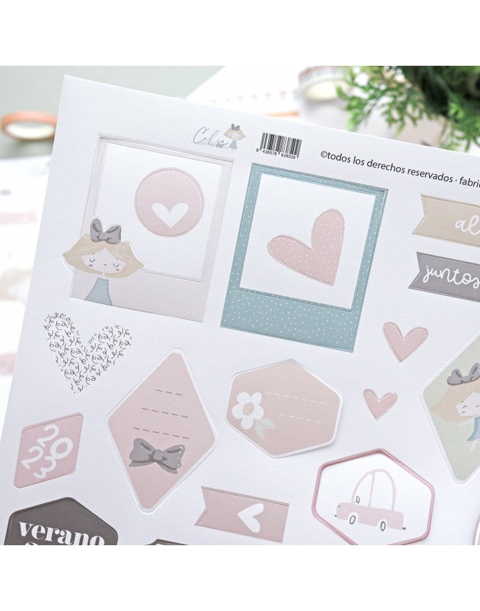 Adesivos coloridos com corações, boneca, carro e formas geométricas.