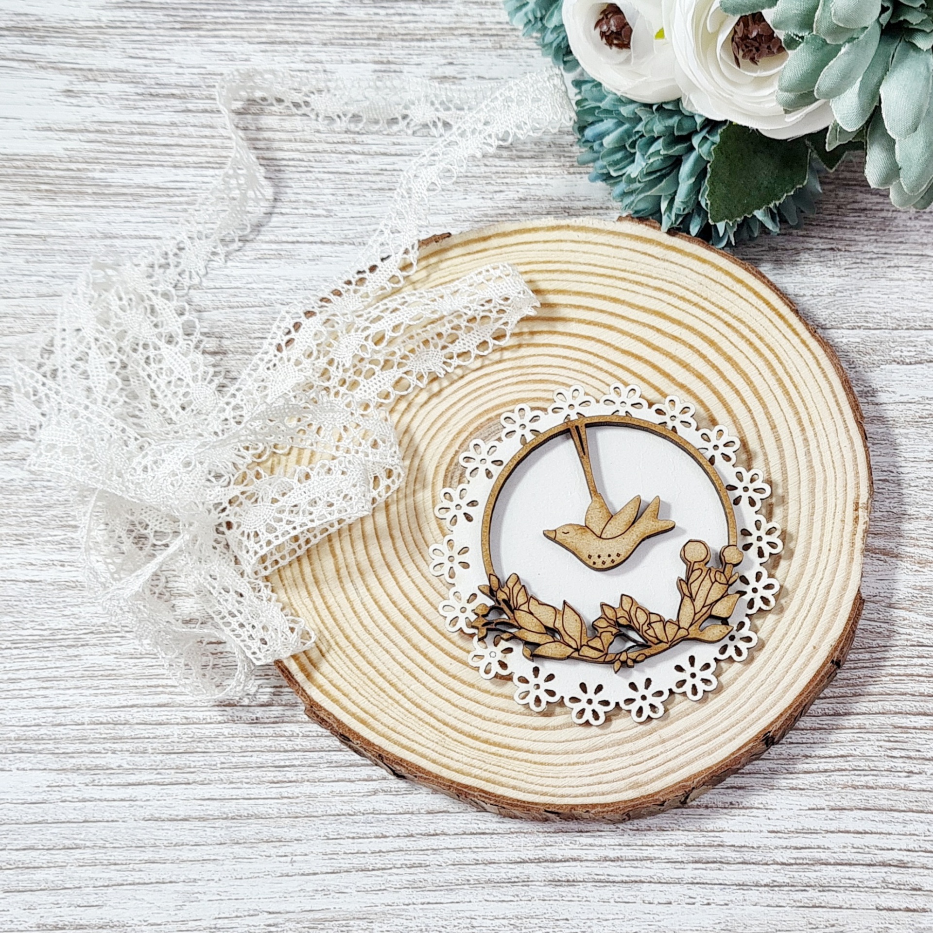 Chipboard Tag redonda Lace e Pomba Mandarina & Lima