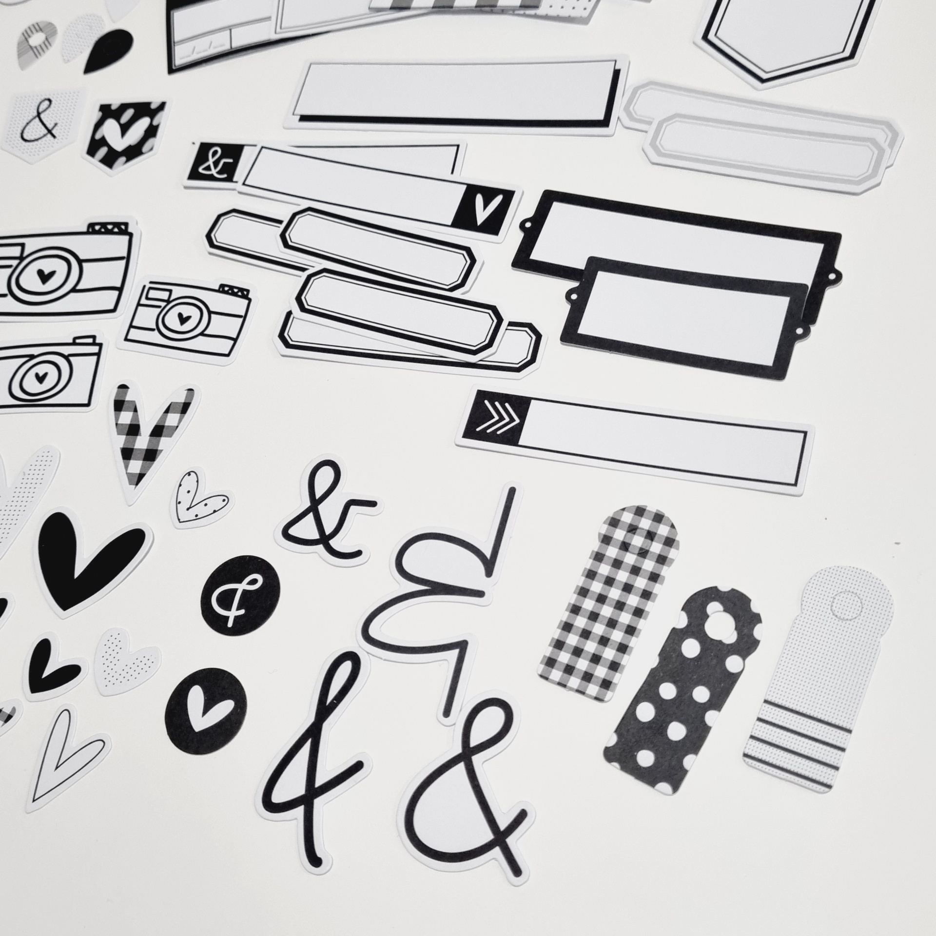 Etiquetas e autocolantes a preto e branco com formas variadas