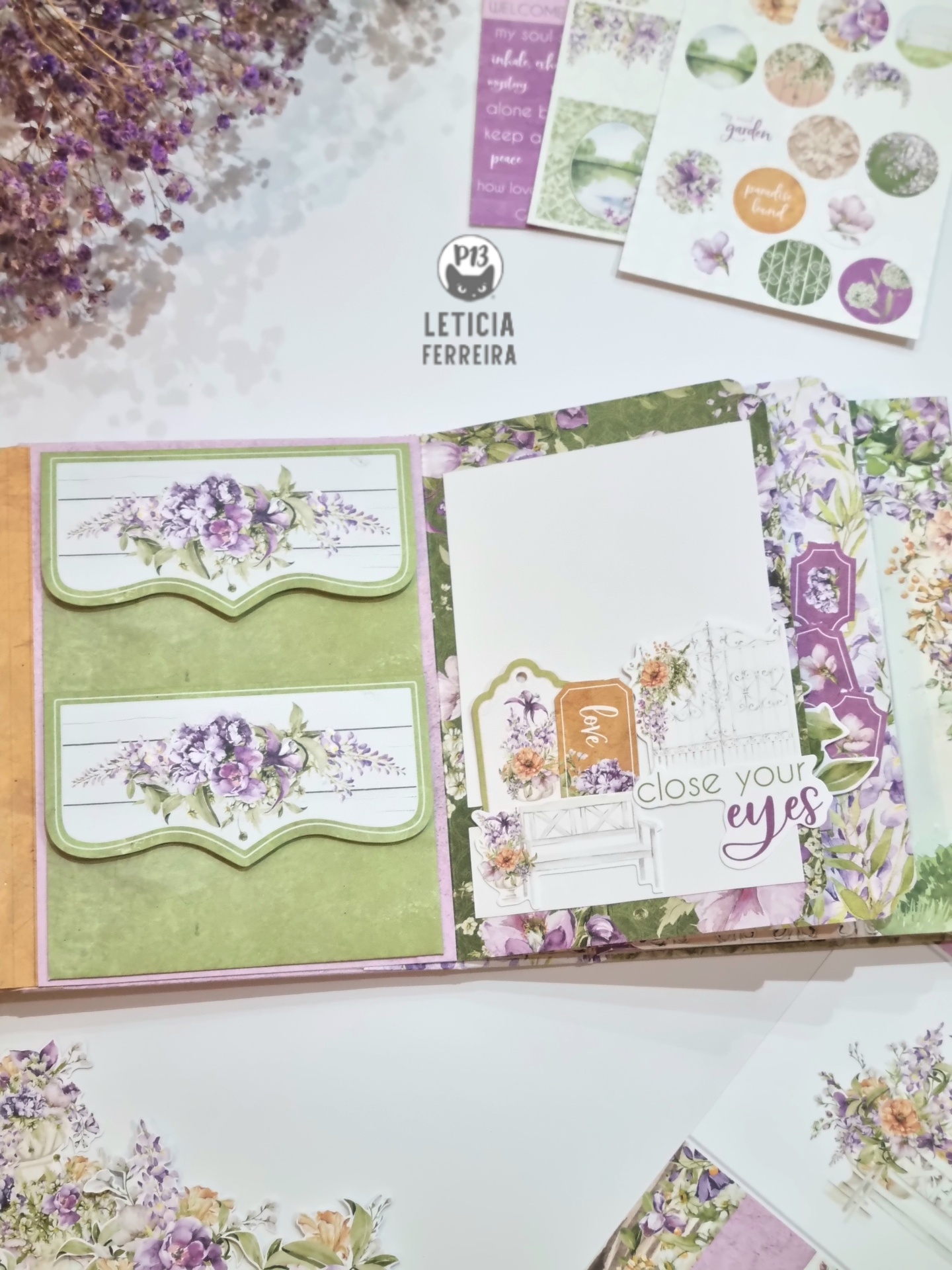 Livro de recortes floral aberto com etiquetas e autocolantes ao lado