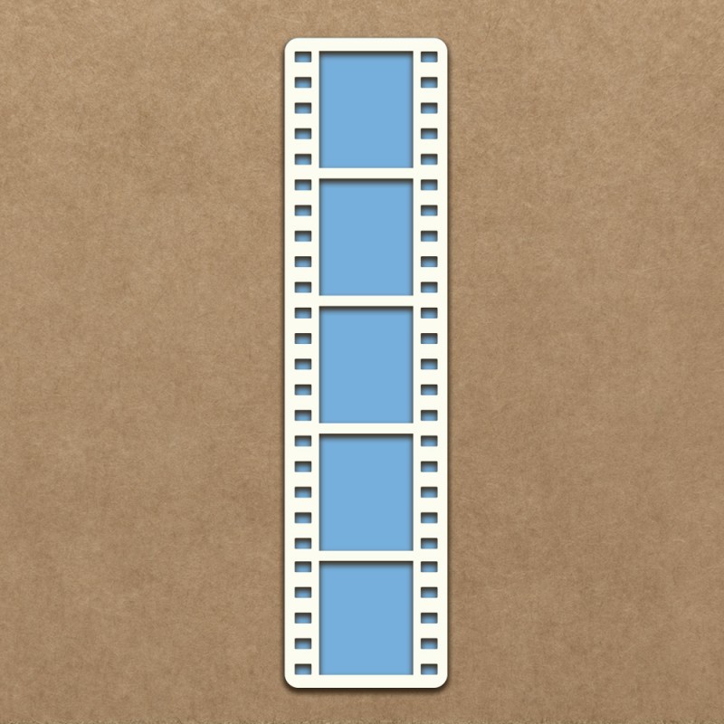 Tira de filme fotográfico branca com quatro quadros azuis sobre fundo castanho