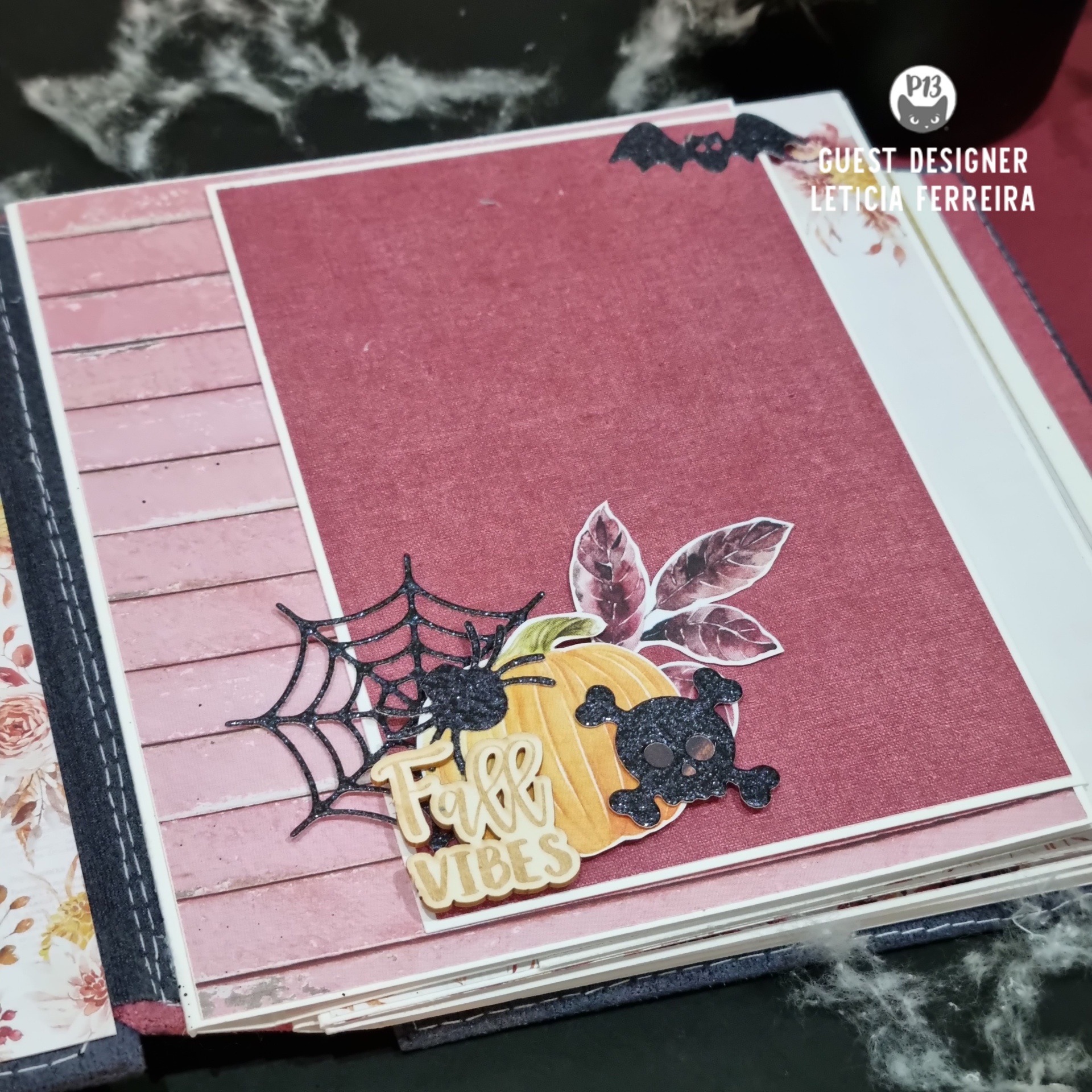 álbum decorativo rosa antigo com tema halloween e texto Fall VIBES