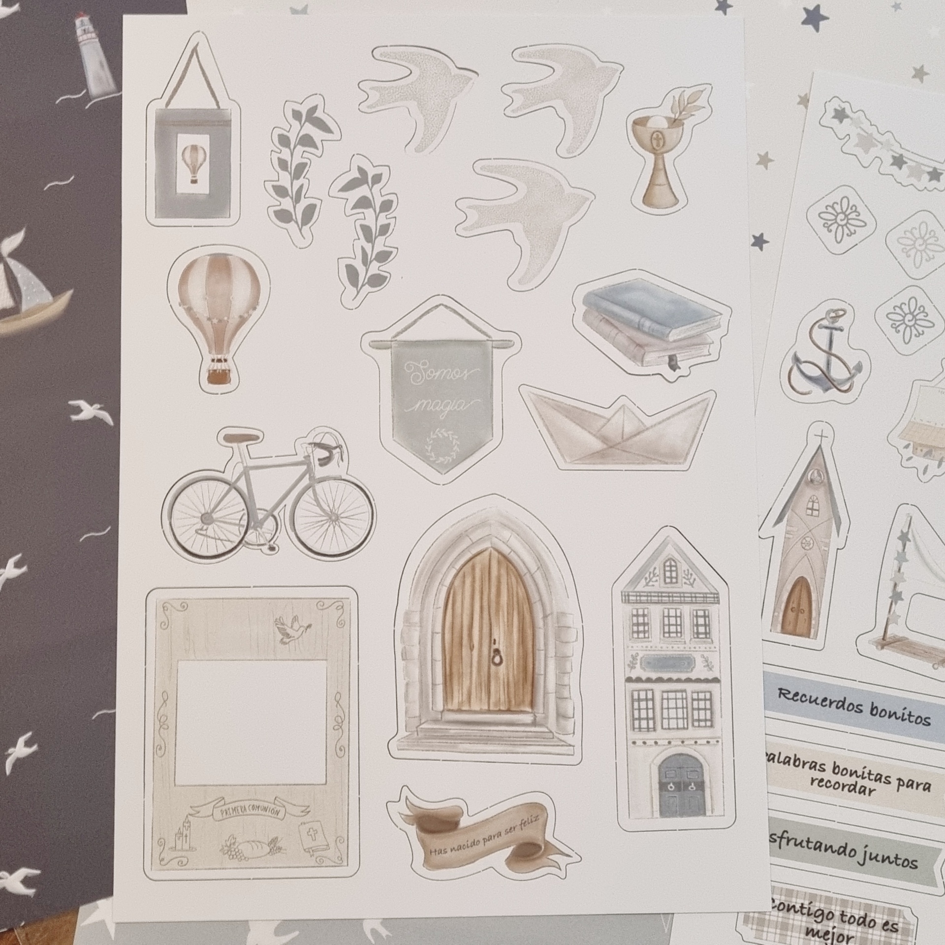 Autocolantes decorativos variados em tons pastel com motivos de casa, transporte e natureza.