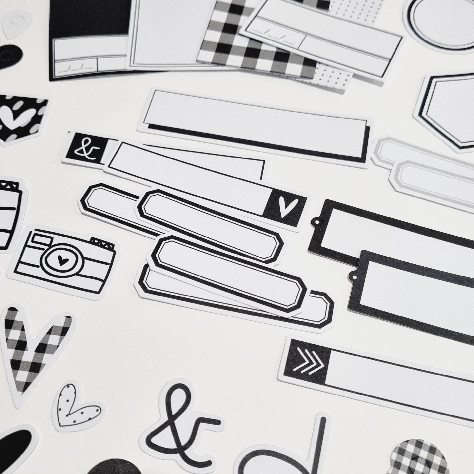 Etiquetas e autocolantes preto e branco vários padrões e formas