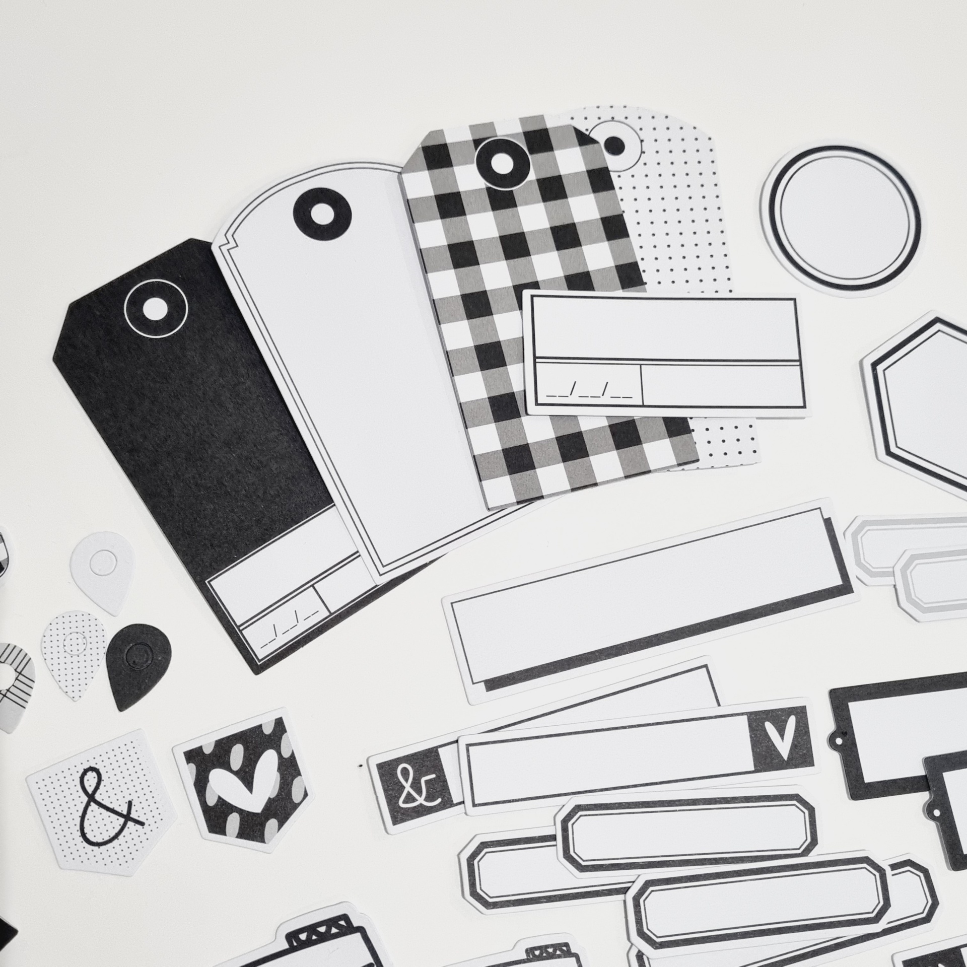 Etiquetas e autocolantes preto e branco com vários padrões sobre fundo branco