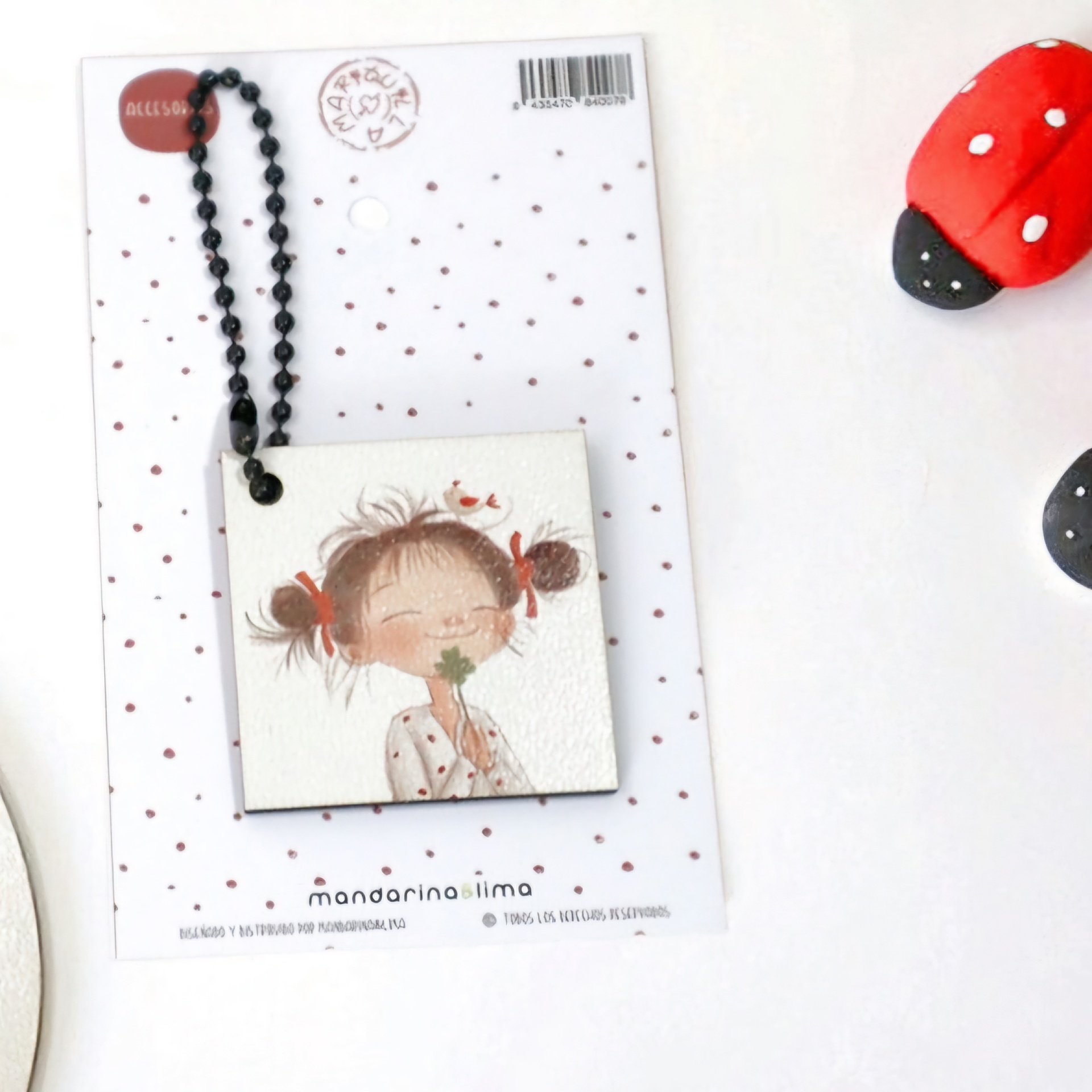 Chaveiro quadrado de madeira com ilustração de menina e corrente preta