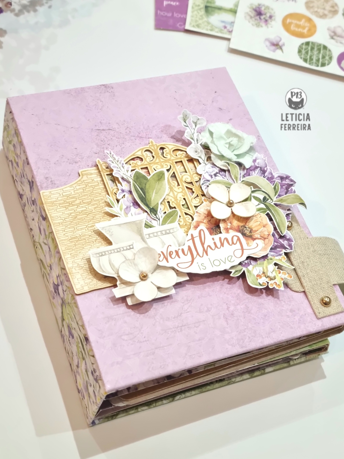 Caixa decorativa roxa com flores e ornamentos em 3D