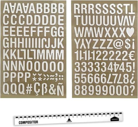 Adesivos de letras e números brancos com régua plástica branca numa superfície bege