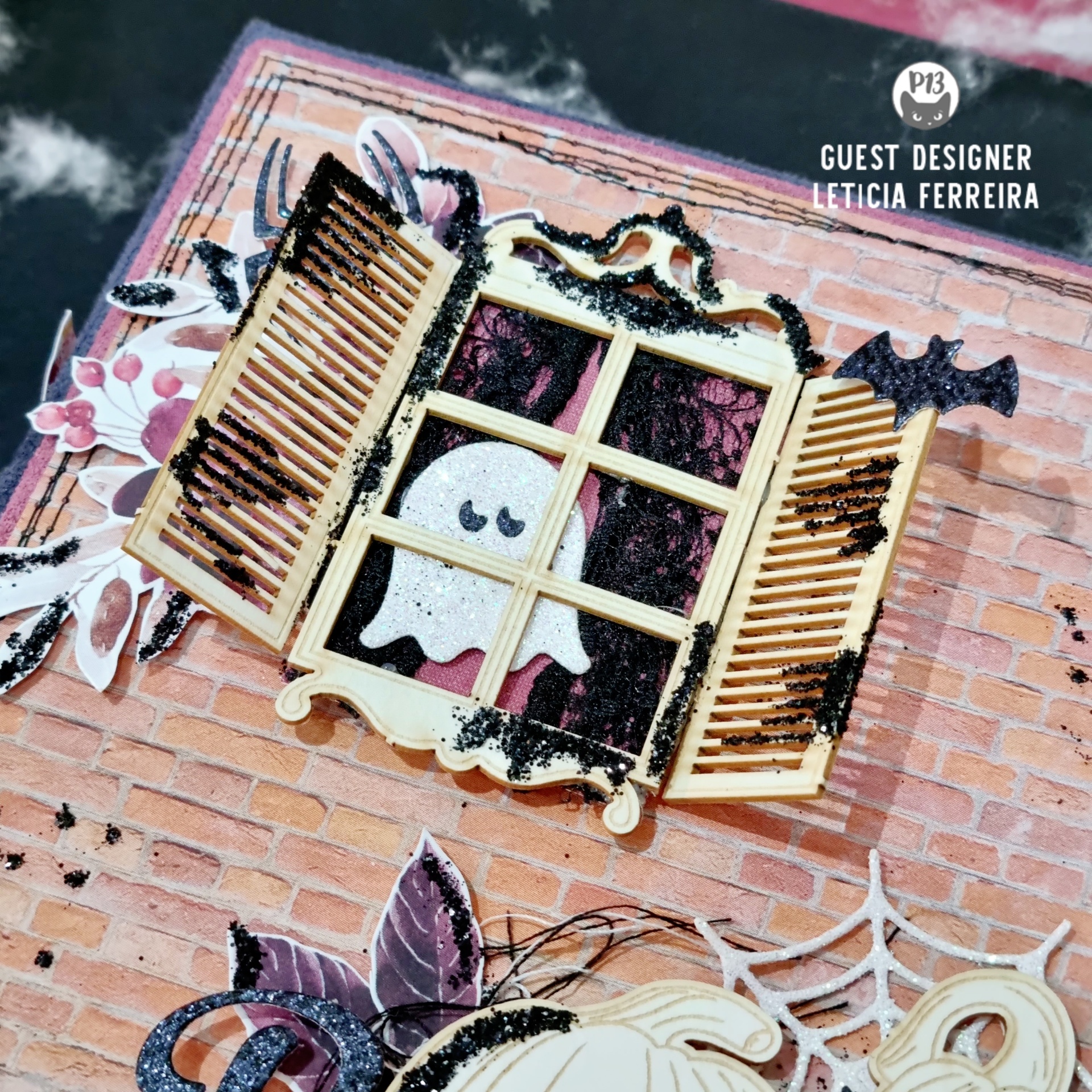 Decorativo de janela com fantasma e persianas abertas em fundo de tijolos