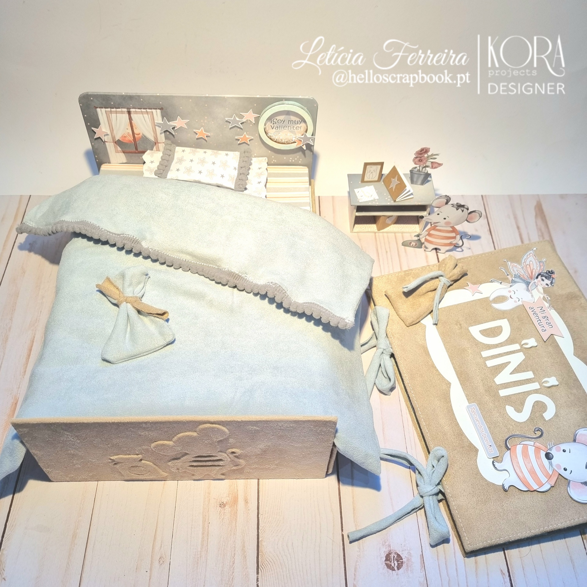 Cenário com cama infantil, mesa de cabeceira e livro personalizado em madeira clara