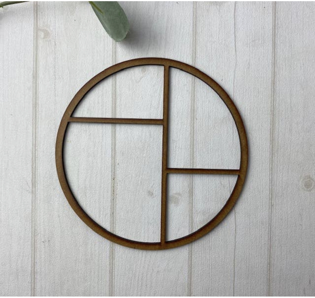 Estrutura decorativa circular de madeira com divisórias internas em madeira clara