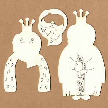 Três figuras de madeira recortada com desenhos gravados, incluindo duas com coroas e uma face barbuda.