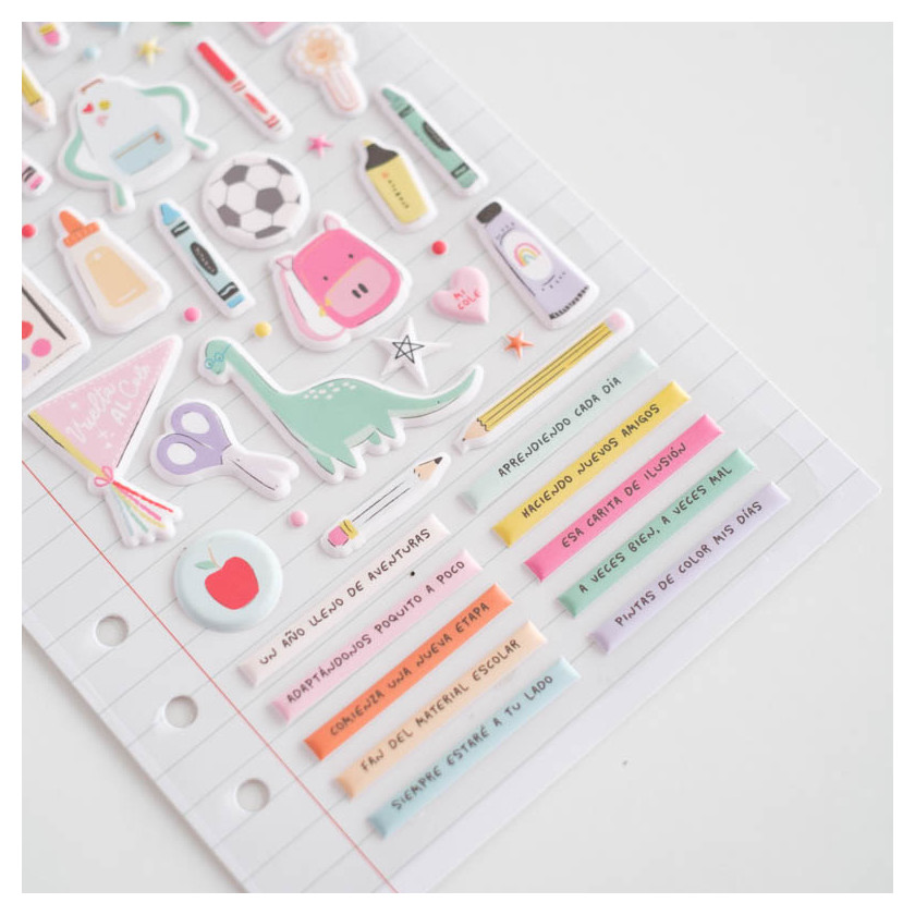 autocolantes coloridos variados sobre caderno com buracos