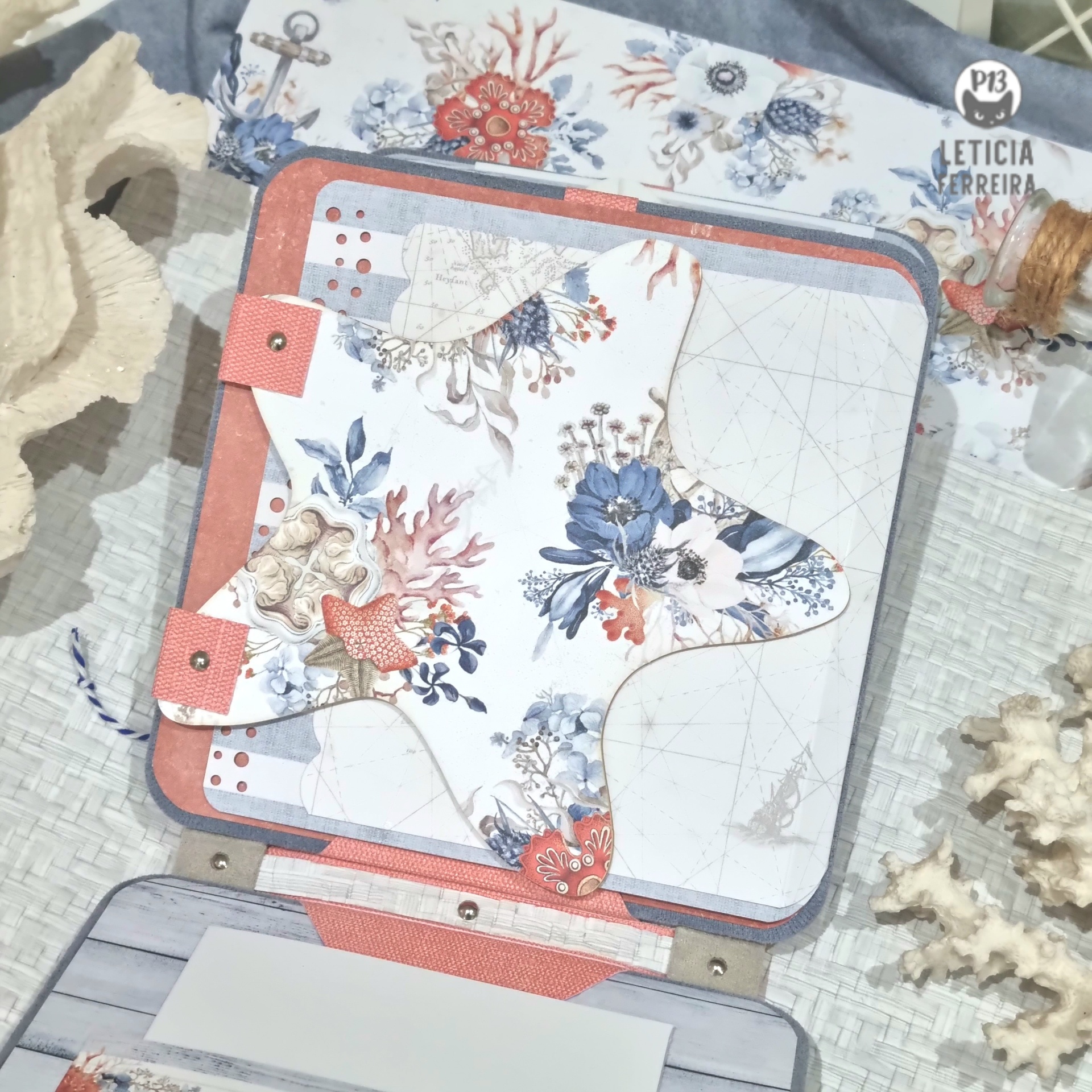 Cartão decorativo com tema marítimo e floral com estrela do mar recortada